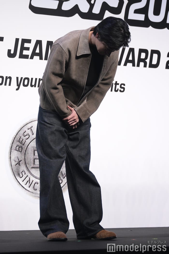 深々とお辞儀する菅田将暉(C)モデルプレス