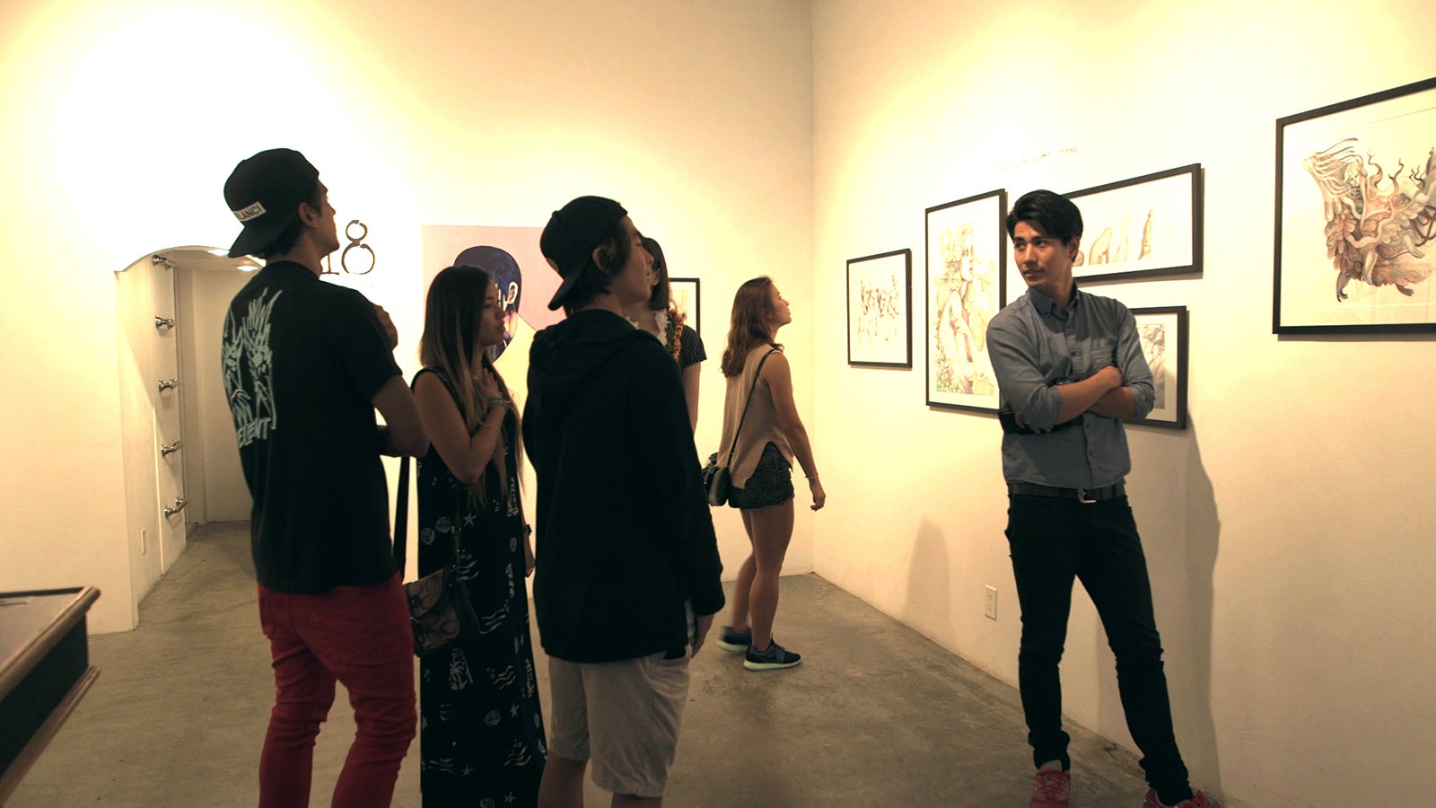 ローレンの個展に来たメンバー 『TERRACE HOUSE ALOHA STATE』14th WEEK（C）フジテレビ／イースト・エンタテインメント