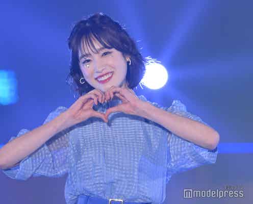 高橋ひかる、美脚際立つミニスカ姿 ラインストーンメイクも輝く<GirlsAward 2023 S/S>