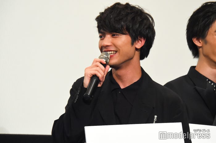 フリップを見せるのをためらう板垣瑞生 (C)モデルプレス