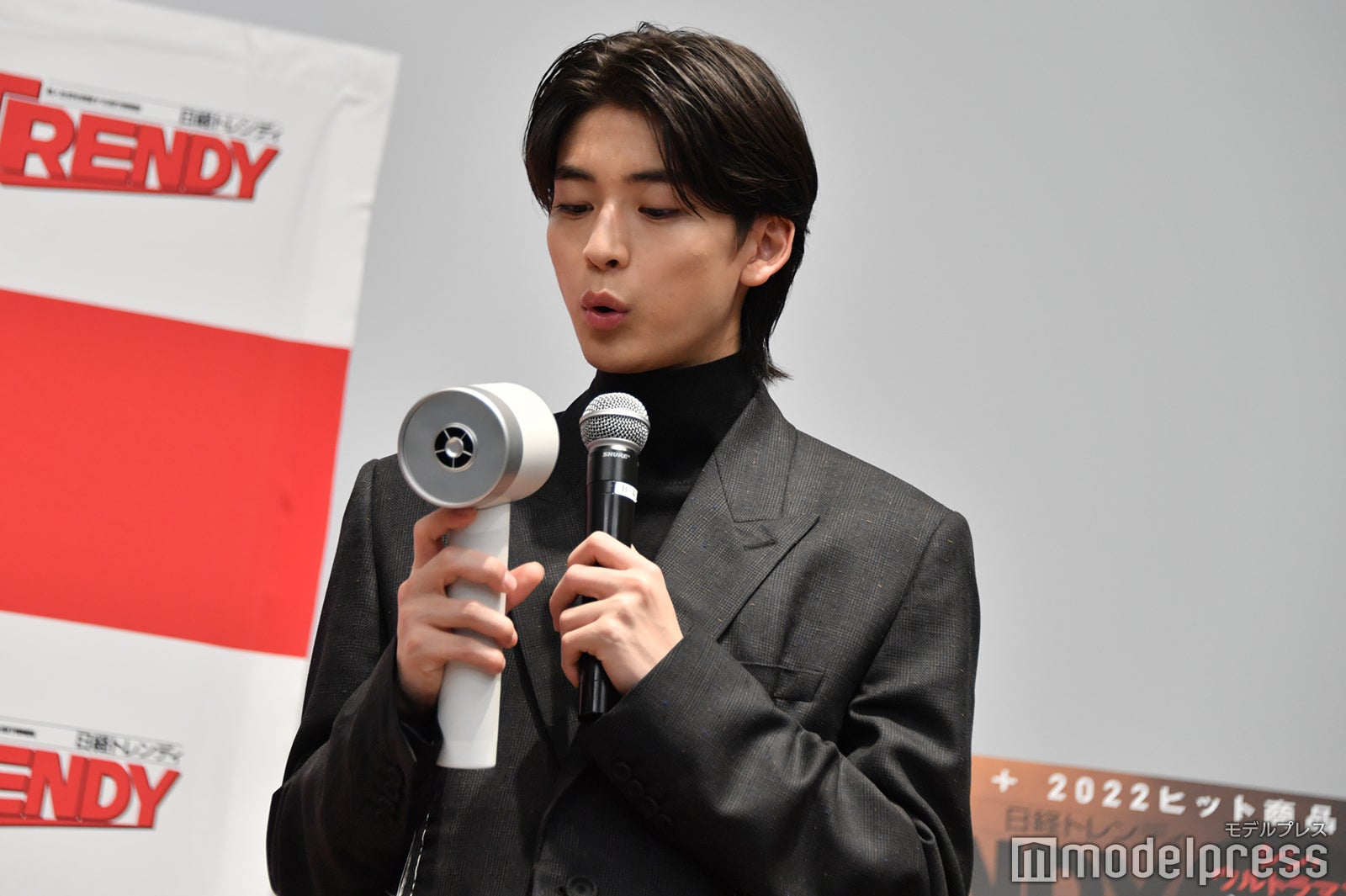 光ヘアケアドライヤーに向けて息を吹きかけていた高橋文哉 （C）モデルプレス