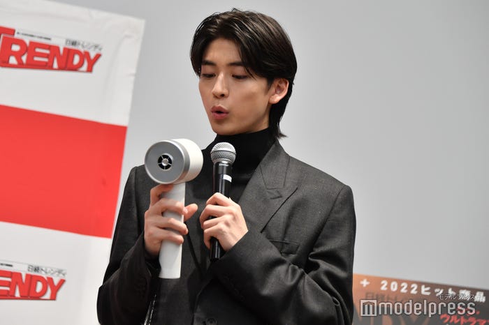 光ヘアケアドライヤーに向けて息を吹きかけていた高橋文哉 (C)モデルプレス