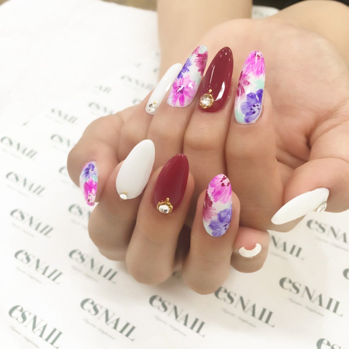 ボルドーをポイントに大人可愛く／画像提供：esNAIL