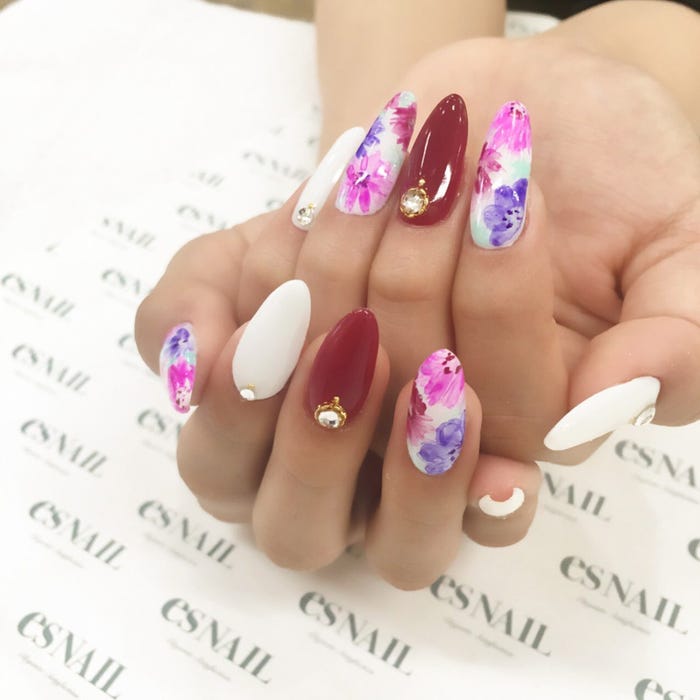 ボルドーをポイントに大人可愛く/画像提供:esNAIL