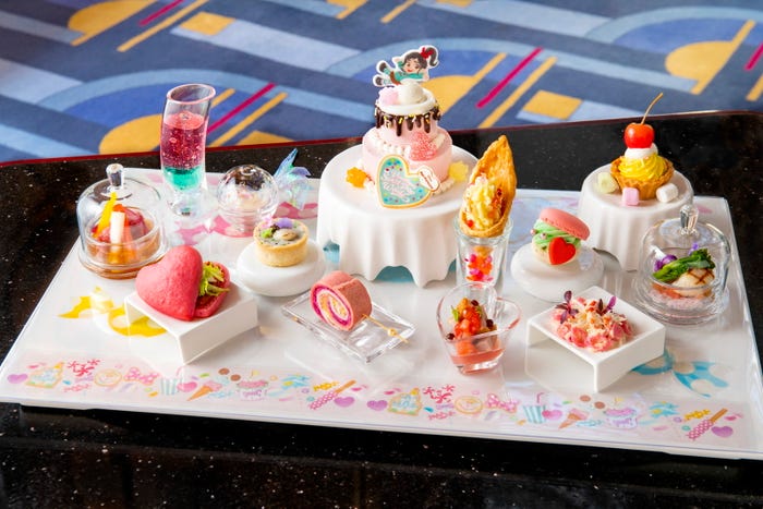 ディズニーアンバサダーホテル「ハイピリオン・ラウンジ」(ロビーラウンジ)ディズニー・パルパルーザ“ヴァネロペのスウィーツ・ポップ・ワールド”プレミアムスウィーツセット(C)Disney