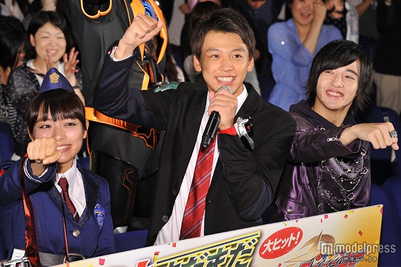 （左から）内田理央、竹内涼真、上遠野太洸（C）モデルプレス