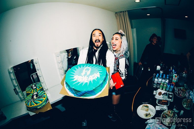 スティーヴ・アオキ＆植野有砂（C）caesarsebastian