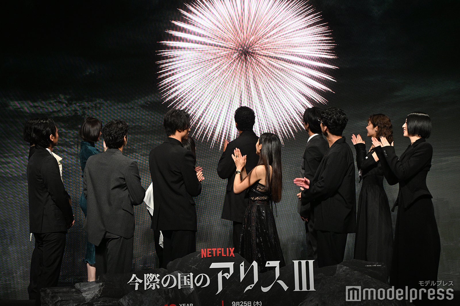 花火の映像に驚く山崎賢人、土屋太鳳ら（C）モデルプレス