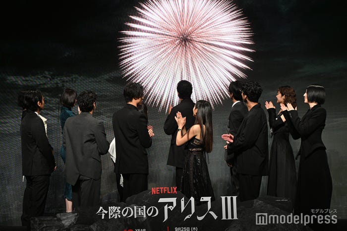 花火の映像に驚く山崎賢人、土屋太鳳ら(C)モデルプレス