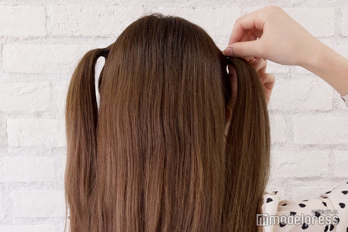 サイドの髪の毛を耳よりも高い位置でハーフツインテールに (C)モデルプレス