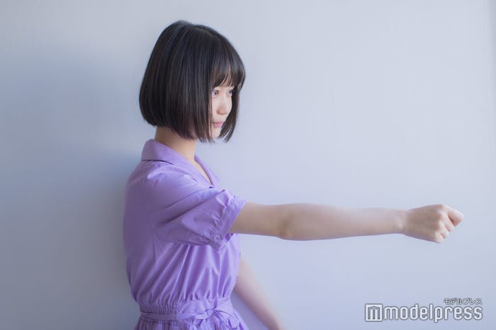 「好きなポーズで」とお願いしたら“日本舞踊ポーズ”を披露してくれました(C)モデルプレス