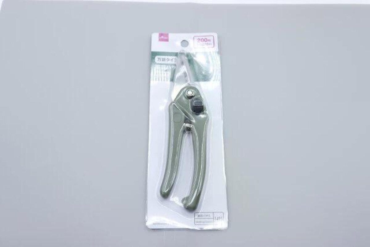 ダイソーの園芸万能ハサミのパッケージ