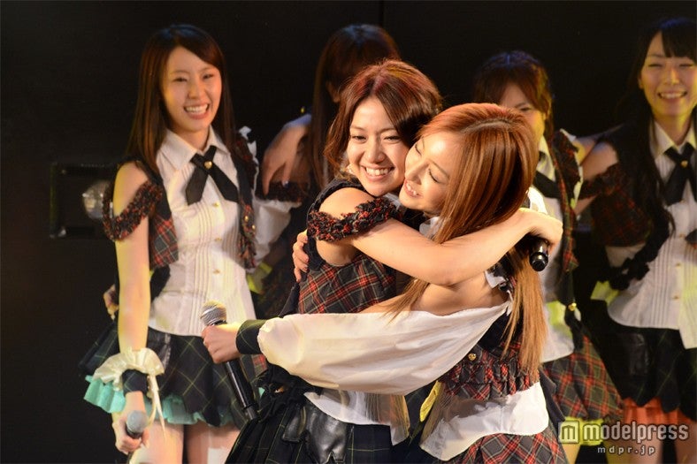 大島優子（左）と板野友美（右）／（C）AKS