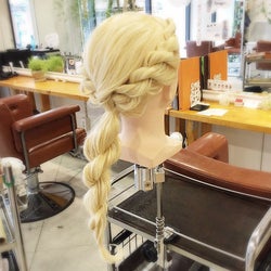 上品なロングヘア向けねじり編みヘアアレンジ 花冠みたいなサイド編み 上品なロングヘア向けねじり編みヘアアレンジ 花冠みたいなサイド編み