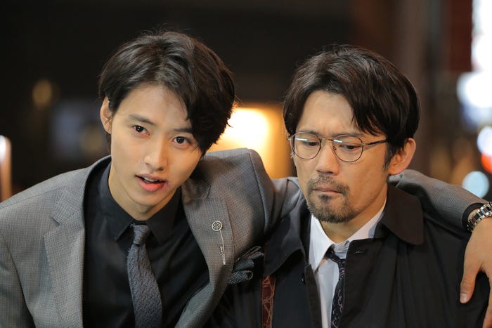山崎賢人、岡田義徳/「トドメの接吻」第2話より(C)日本テレビ