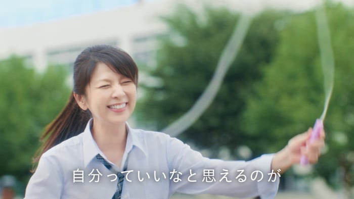 飯島直子「いい歳って」篇より(提供写真)