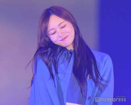 乃木坂46梅澤美波、“クシャッと”笑顔に会場胸キュン サラツヤヘアなびかせる<GirlsAward 2022 A/W>