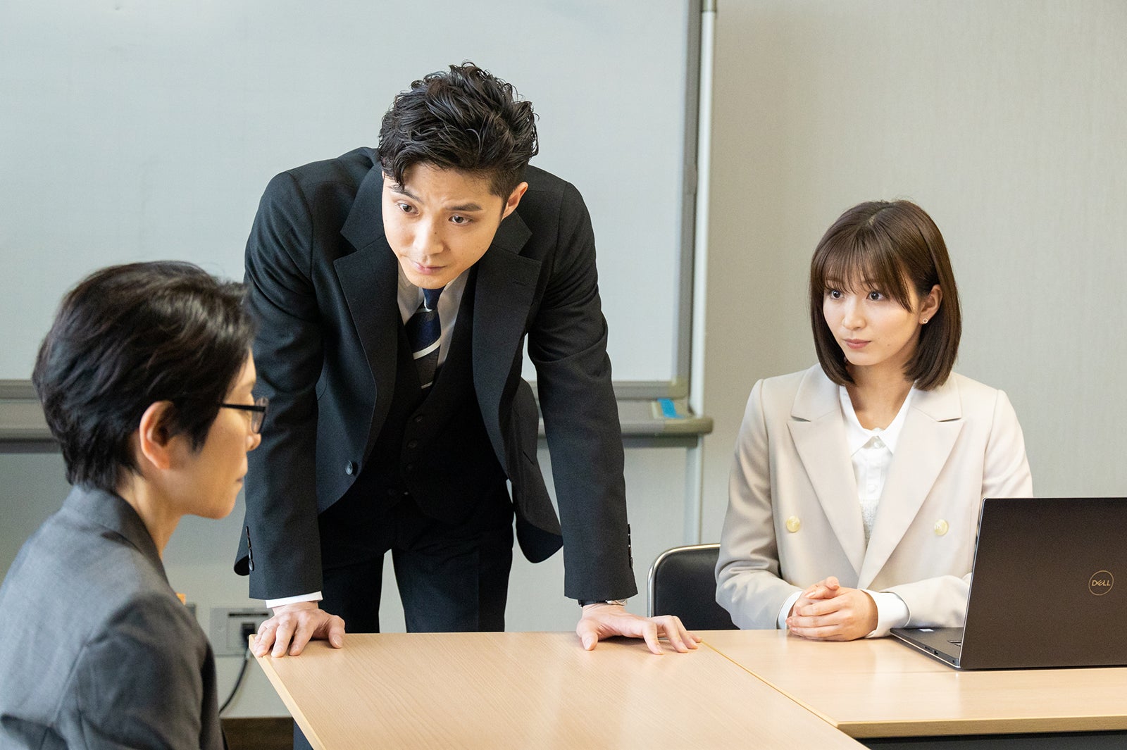 磯村勇斗、岡崎紗絵「ケイジとケンジ、時々ハンジ。」第2話より（C）テレビ朝日