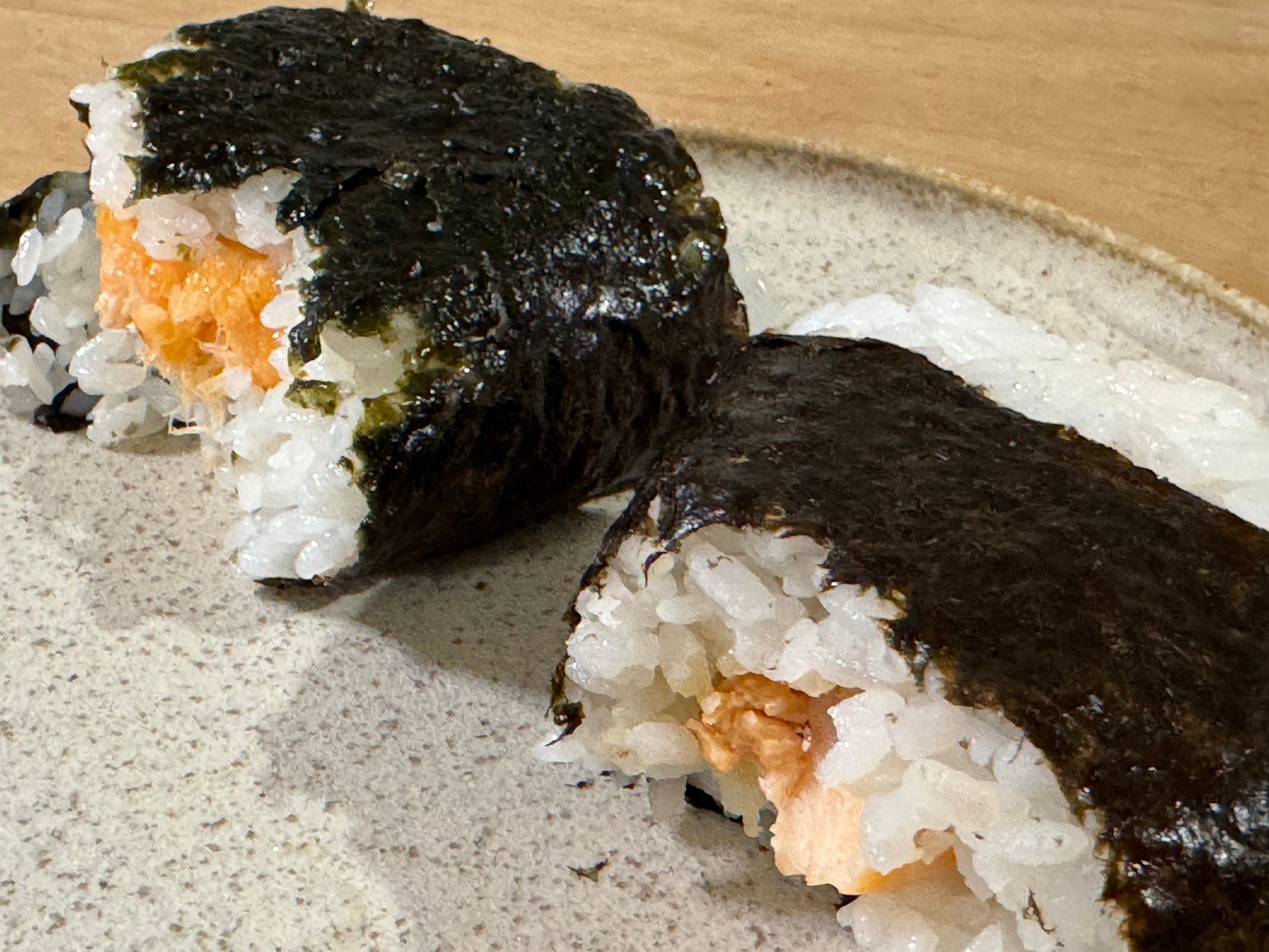 温めると鮭の香りが立ち、ご飯とのなじみもよかったです。左が冷凍、右がチルド