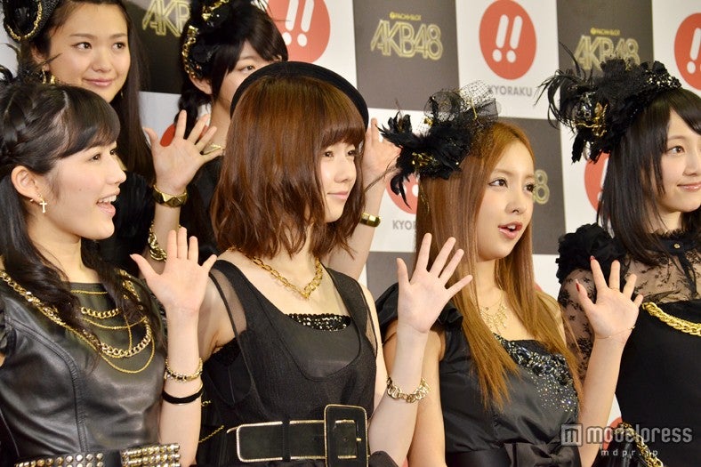 左から：渡辺麻友、島崎遥香、板野友美 