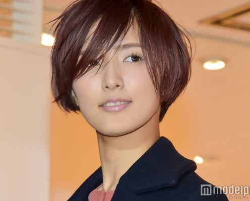 藤井萩花、黒ビキニ姿披露「お腹にタトゥー?」「骨格が神」と反響