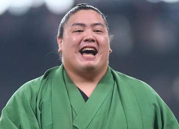 「ギャルピかわいい」14時間フライトの疲れなし？一山本のピース連発に「相変わらずハイテンション」日本相撲協会一行が31年ぶり公演のパリ到着