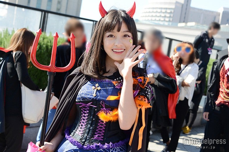 橋本環奈の“デビル”仮装が可愛い Rev.fromDVLでハロウィーンパレード