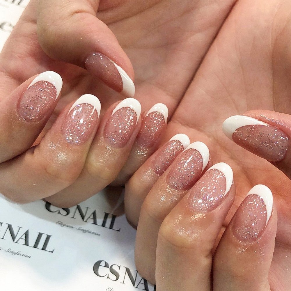 シーンを問わない王道フレンチネイル ／画像提供：esNAIL