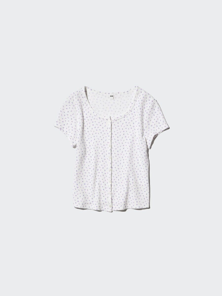 白地に青い小花柄のワッフル素材半袖Tシャツ。前ボタンが特徴