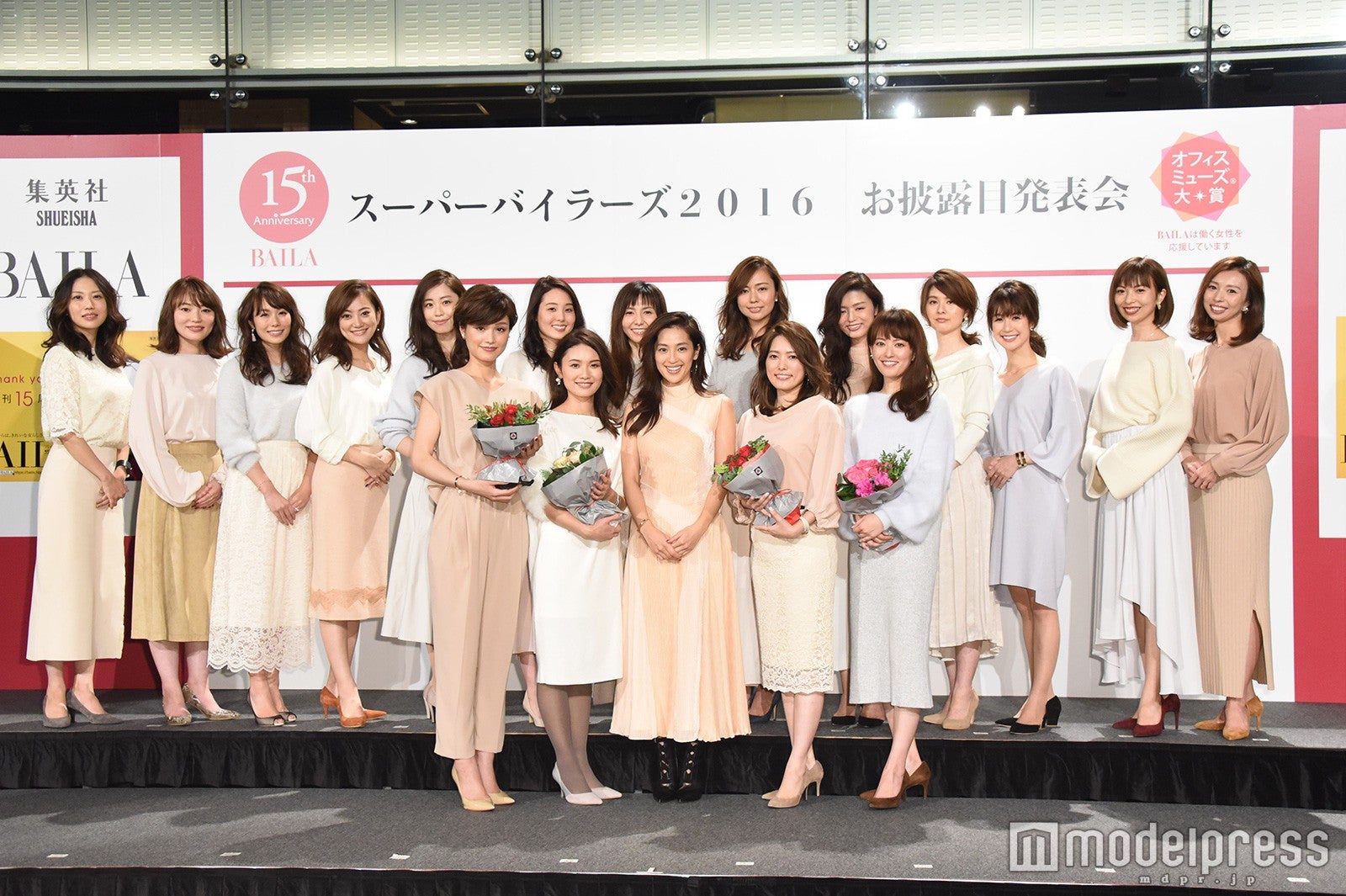 （前列左から）加藤和歌子、高山咲子、中村アン、西島まどか、山嵜由恵（後列左から）津野裕子、蝶名林晴花、旦梨香子、桐梨菜、岡田彩芳、高橋夏果、坪田めぐみ、加藤琴希、綿井まゆみ、杉井那奈子、宮本りさ、長島沙耶、本内恵理華（C）モデルプレス