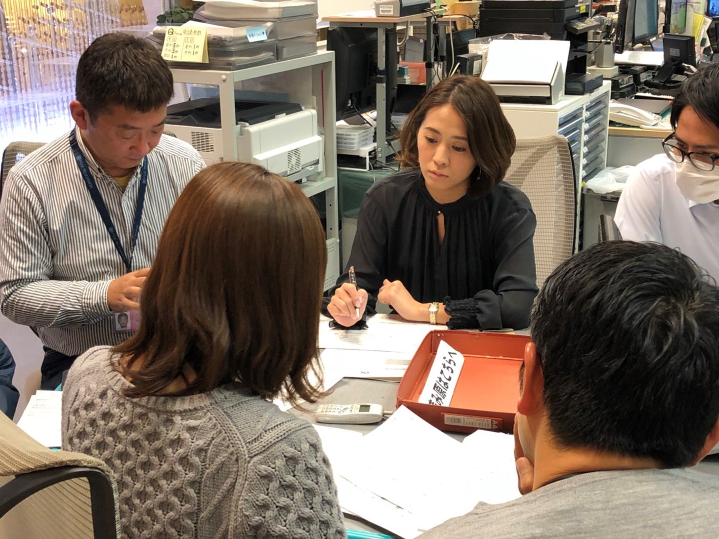 その後、番組スタッフと、その日のオンエアに向けて細かい打ち合わせをします。（提供写真）