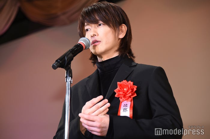 佐藤健 ロン毛 メッシュ オールバック ヘアチェンジで変幻自在 髪型変遷まとめ モデルプレス 佐藤健 ロン毛 メッシュ オールバック ヘアチェンジで変幻自在 髪型変遷まとめ モデルプレス