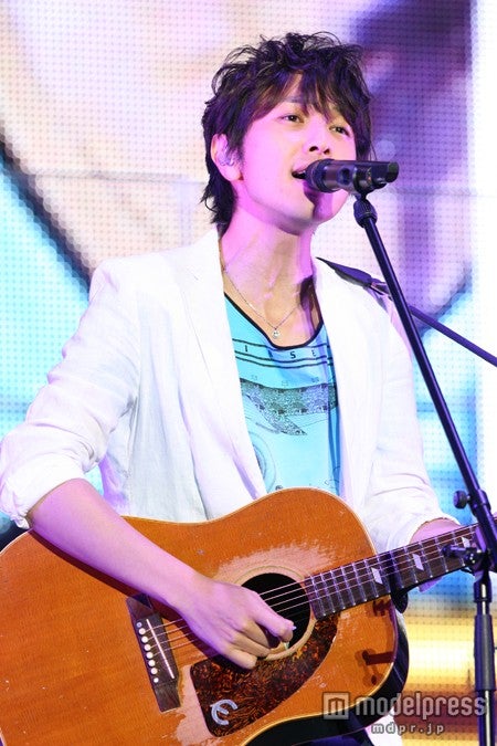 ライブパフォーマンスをしたゆず