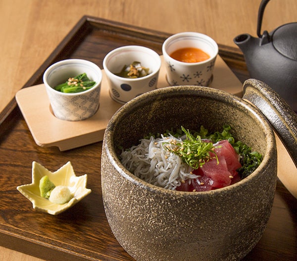 三崎マグロと湘南生しらすのおひつごはん（4月～12月限定)￥1,590／画像提供：クリエイト・レストランツ