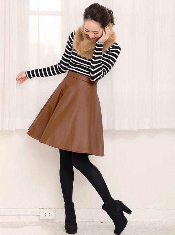 フェイクレザー膝丈フレアスカート「神戸レタス」2990円（税込）／画像提供：神戸レタス