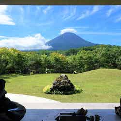 「アブラサスホテル 富士河口湖」富士山を全室から眺められる“1日1組”貸切ホテル