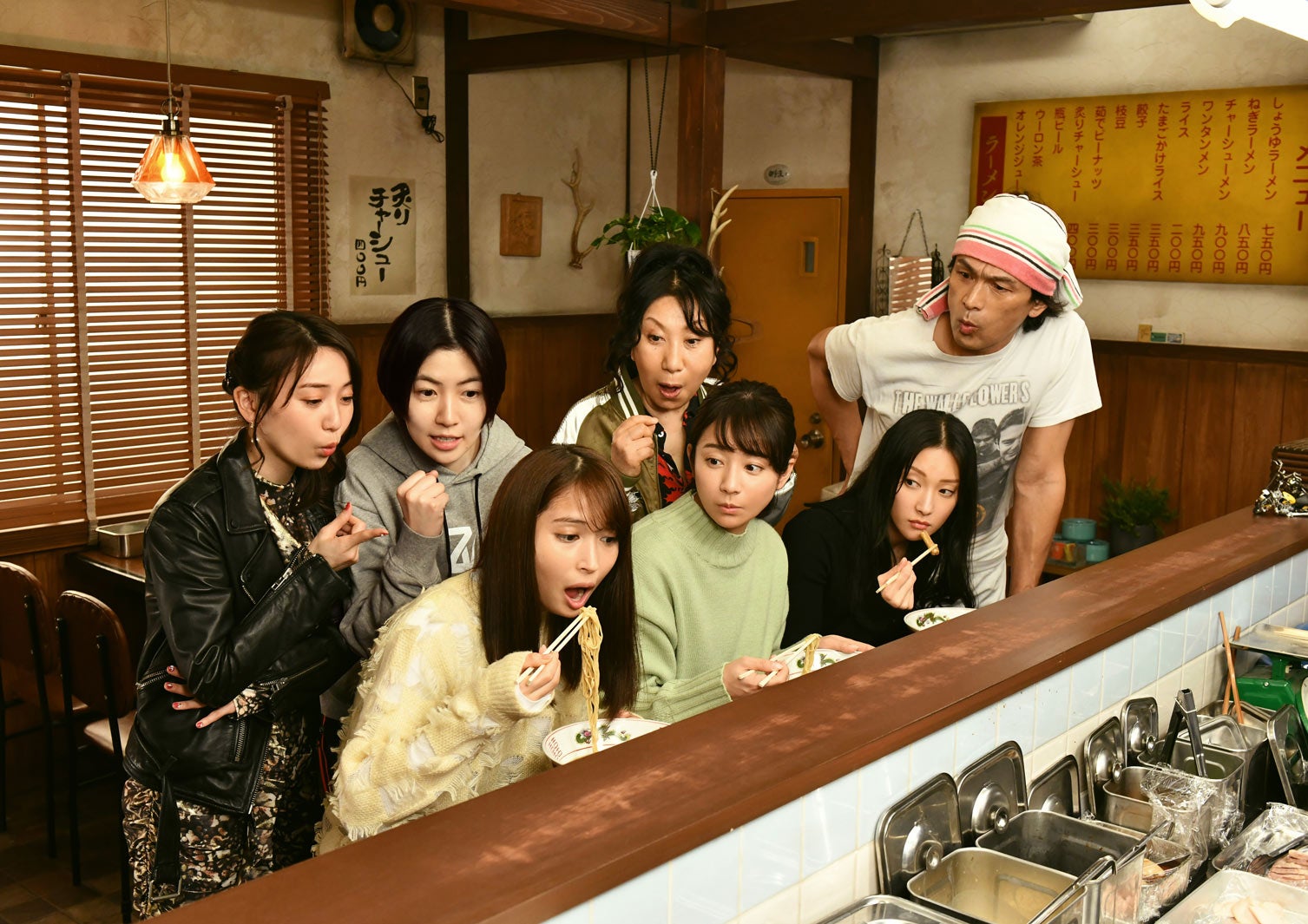 （後列左から）大島優子、シム・ウンギョン、室井滋、江口洋介（前列左から）広瀬アリス、木村文乃、菜々緒（C）2022「七人の秘書 THE MOVIE」製作委員会