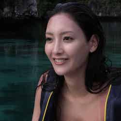 “ほぼスッピン”の菜々緒に初密着、パラオ一人旅で知られざる“素顔”を解放