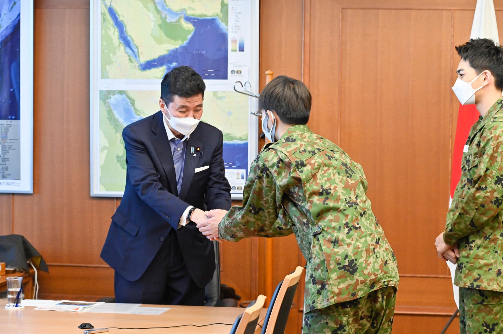 （左から）岸信夫防衛大臣、佐野勇斗、町田啓太（C）フジテレビ