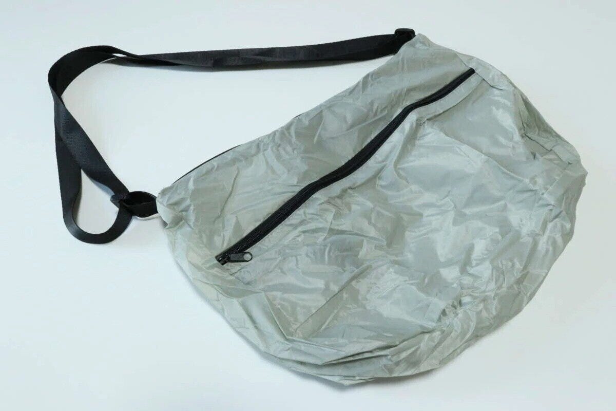 ダイソー　トラベルショルダーバッグ（くしゅっとコンパクト）　展開時　サイズ感