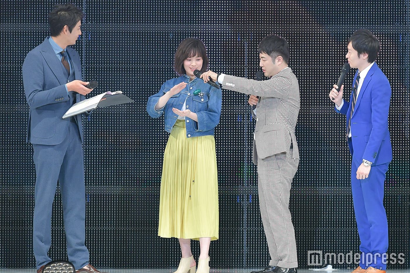和牛・水田信二が筧美和子にハンバーグの空気の抜き方を伝授 (C)モデルプレス