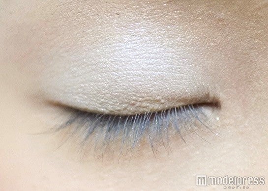 シルバーと水色の組み合わせで夏らしい涼しげな目元に／写真・MAKO（C）モデルプレス