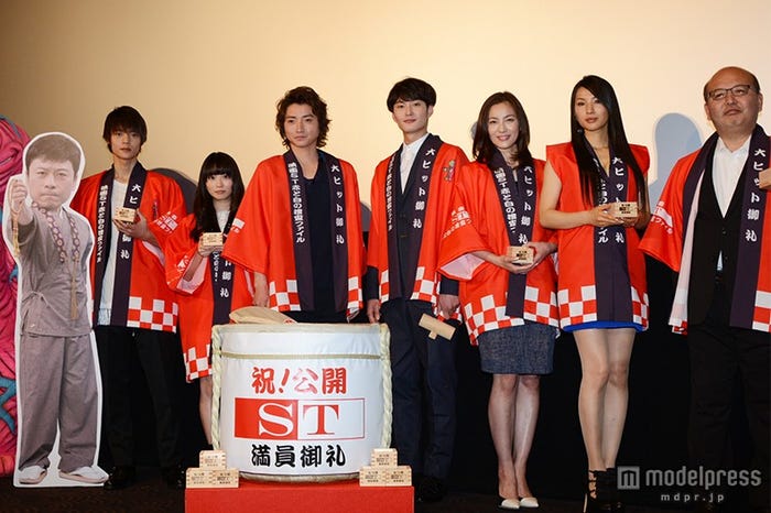 (左より)三宅弘城(パネル)、窪田正孝、志田未来、藤原竜也、岡田将生、瀬戸朝香、芦名星、佐藤東弥監督