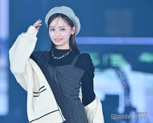 日向坂46卒業控える濱岸ひより、スリットから美脚チラリ【GirlsAward 2024AW】