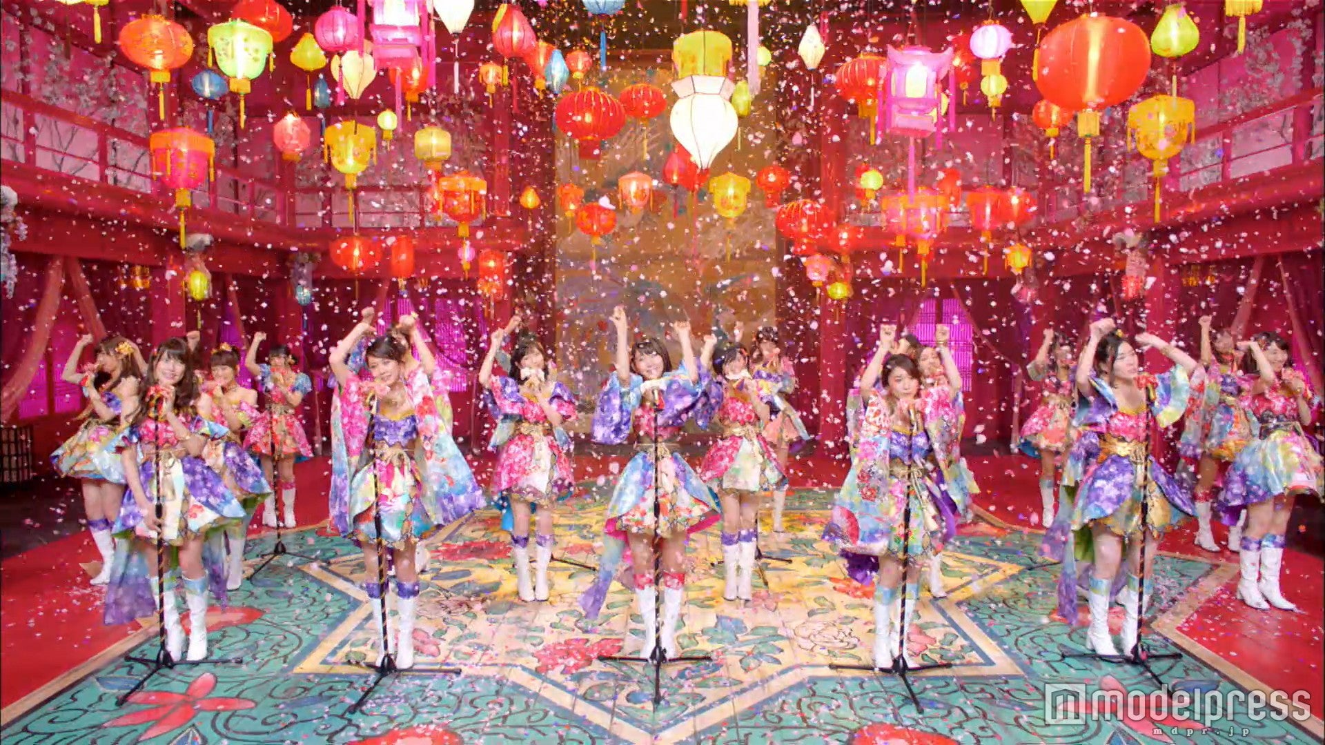 AKB48「君はメロディー」MVより（C）AKS／キングレコード