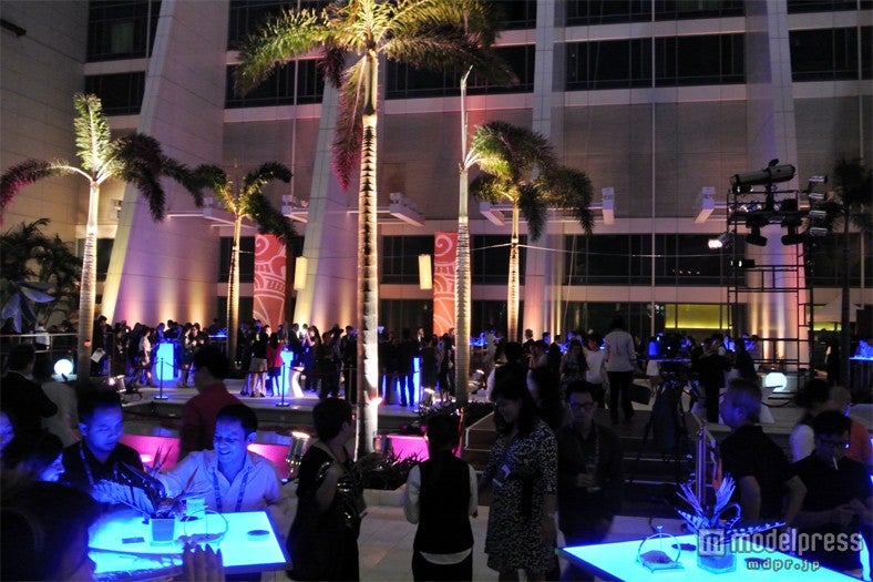 プールサイドで行われたオープニングパーティー