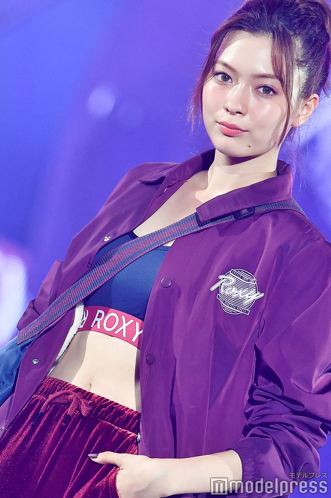 八木アリサ、へそ出しで健康美　くびれ際立つ秋のスポーティコーデ＜神コレ2018A／W＞