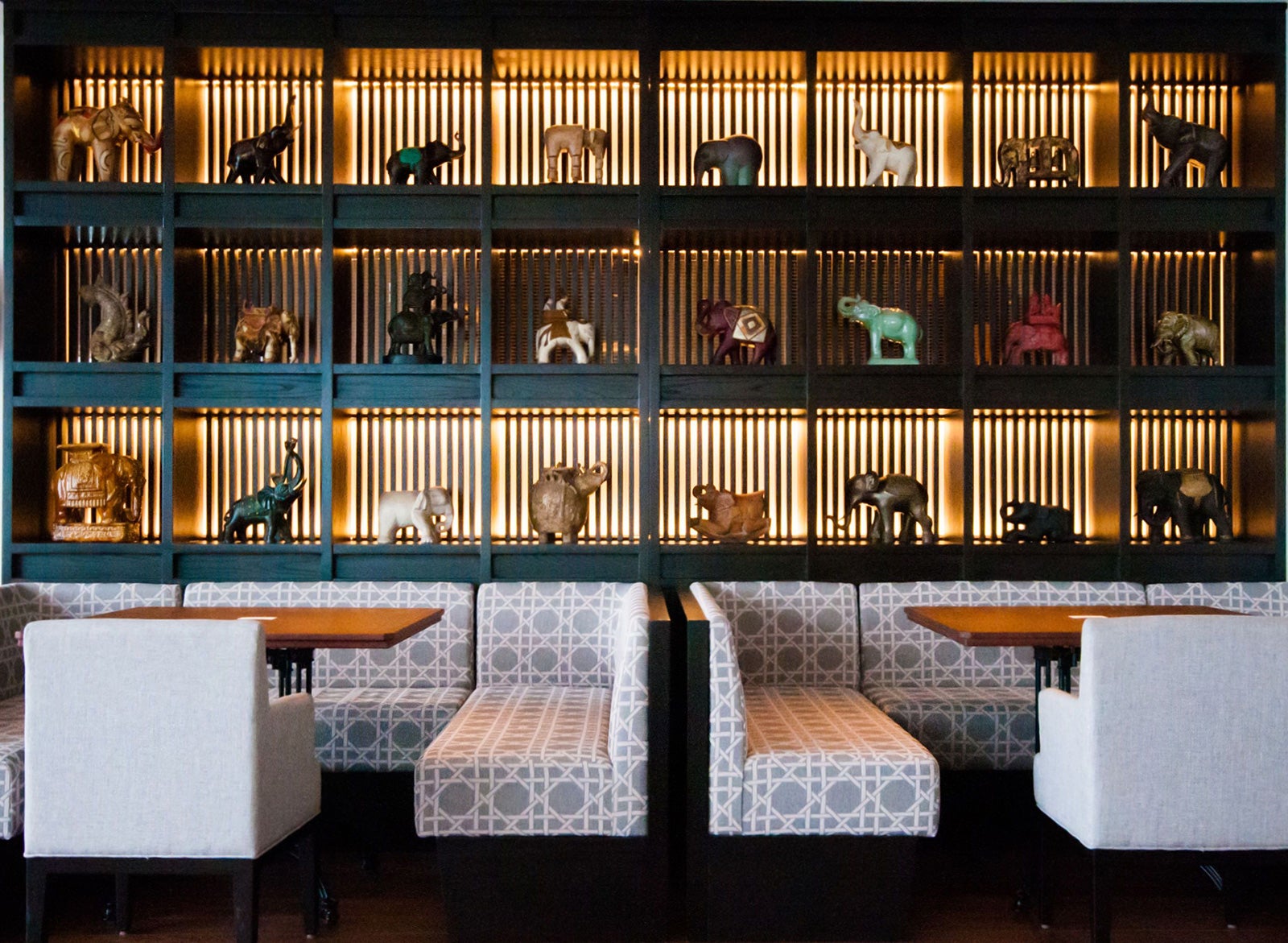 メインダイニングには象のオブジェの棚／画像提供：株式会社ラックバッググループ