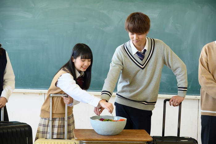 なる(左)「今日、好きになりました。~青い春編~」(C)AbemaTV