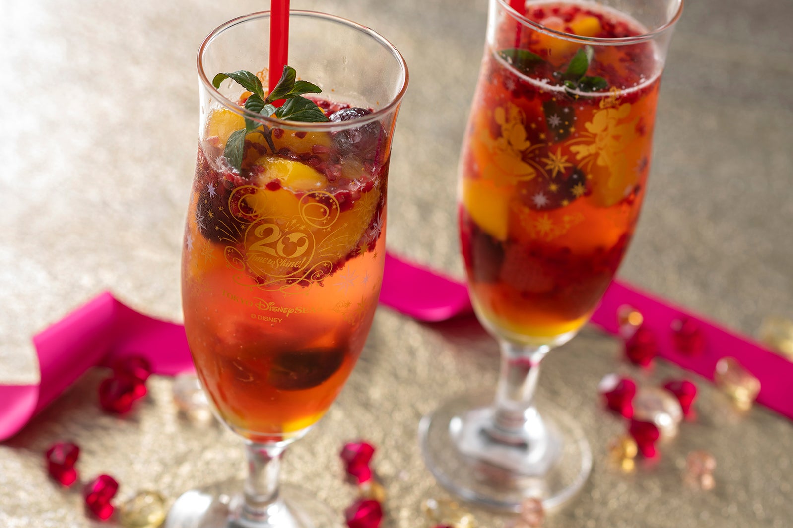 スペシャルドリンク（ミックスフルーツソーダ＆ティーゼリー）スーベニアグラス付き／2,180円、ドリンク単品1杯980円（C）Disney